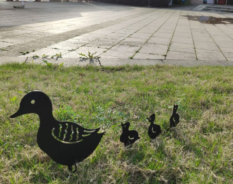 Adorno de jardín de la familia Iron Duck - EL ENVÍO ESTÁ INCLUIDO EN EL PRECIO DE ESTE PRODUCTO