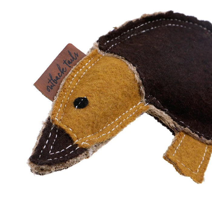 Juguete de fieltro para perros DOOG Outback Tails Ed the Echidna Brown